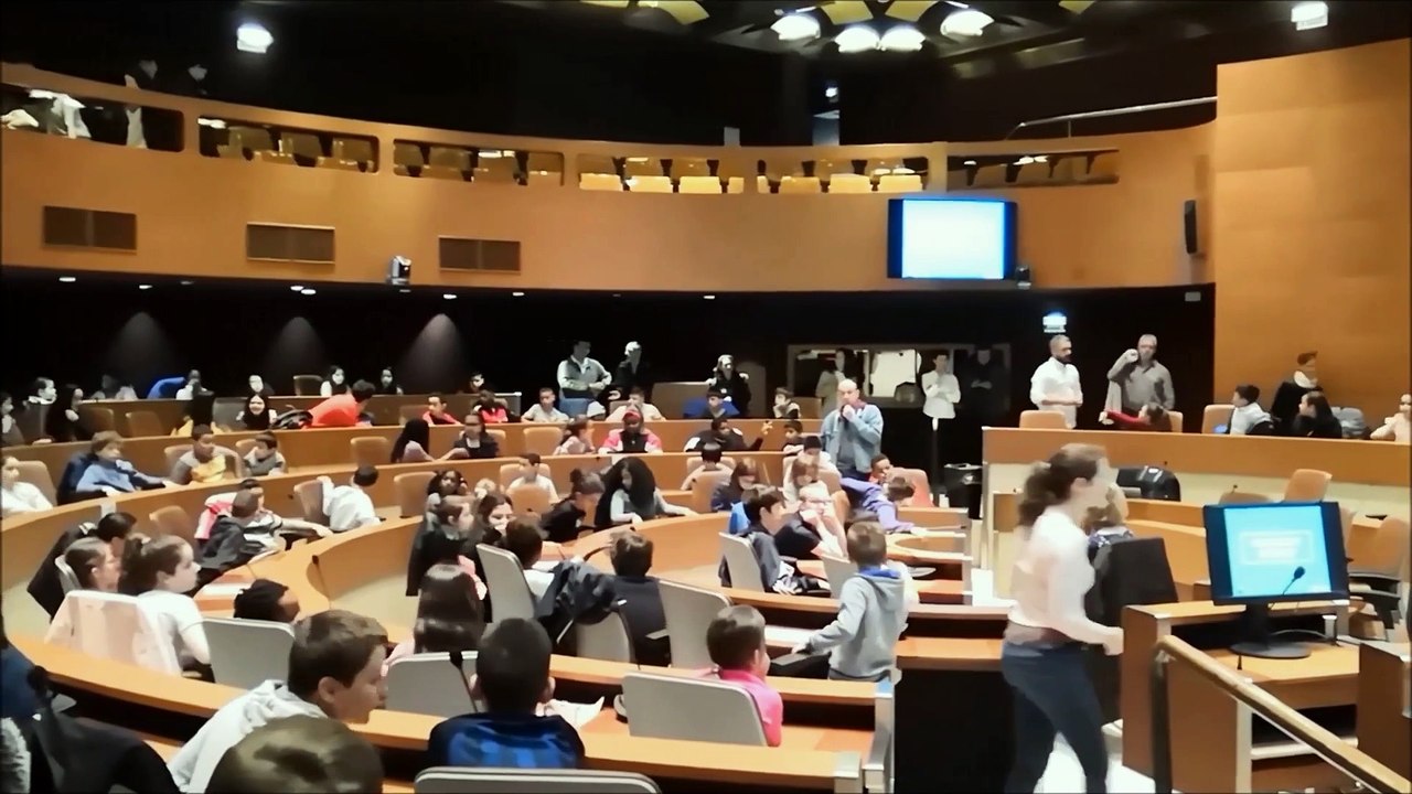 Des écoliers de primaire rencontrent le maire de Strasbourg