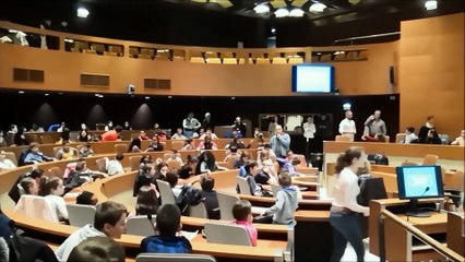 Des écoliers de primaire rencontrent le maire de Strasbourg