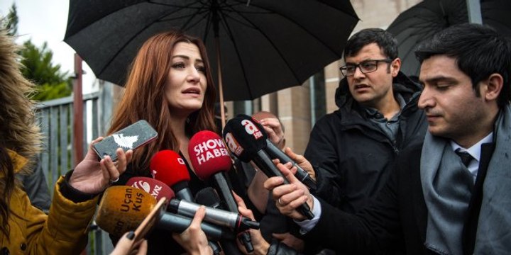 Başörtülü Kadınlara Hakaret Ettiği İddia Edilen Deniz Çakır, 8 Ekim'de Hakim Karşısına Çıkacak