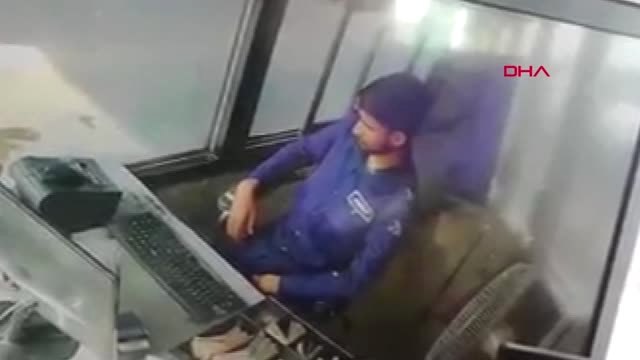 Dha Dış ? Otoyol Gişe Kasasından Para Çalan 'Hırsız Maymun' Kamerada