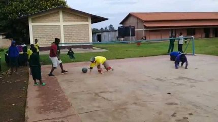 Professeurs et élèves de Saint-Henri Mouscron ont testé le sport pratiqué par les non-voyants