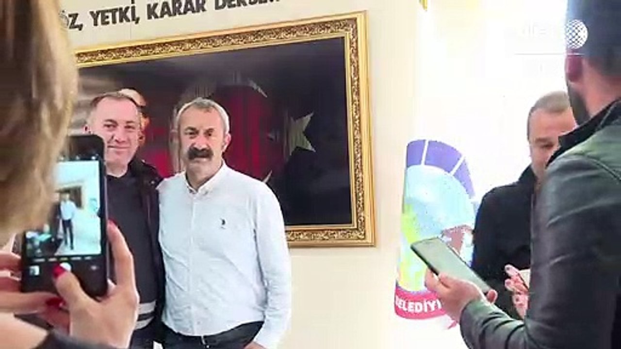 رئيس بلدية تونجلي التركية يهدم الجدران ويعد بالشفافية