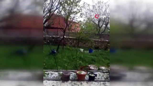 Ceviz büyüklüğünde yağan dolu yolları beyaza bürüdü