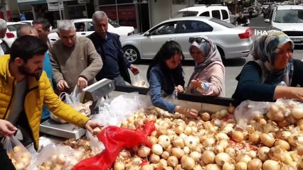 Kilosu 2 liradan satılan soğana hücum ettiler