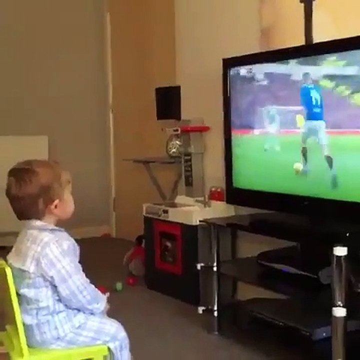 L'enthousiasme de cet adorable petit garçon envers le match est contagieux
