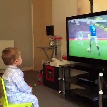 L'enthousiasme de cet adorable petit garçon envers le match est contagieux