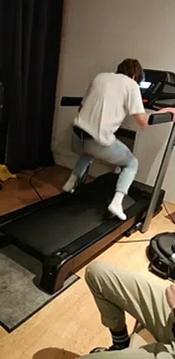 Il perd son équilibre au tapis roulant