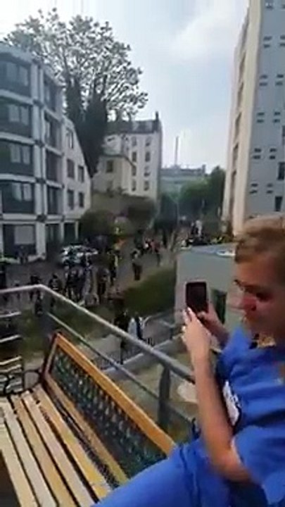 Regardez, filmées de l'intérieur de l'hôpital, les images de l'arrivée de centaines de manifestants aux portes de la Pitié-Salpêtrière