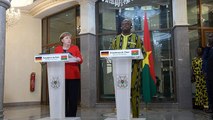 Angela Merkel visita países da África Ocidental