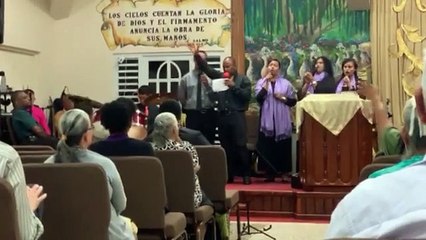 CORAL DE DAMAS Y CABALLEROS CANTANDO LA ALABANZA "EL CIELO DECLARARA” (EN SUS COMIENZOS)