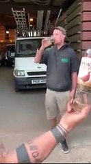 Fred descend une bouteille de whisky et met 5 minutes pour se transformer