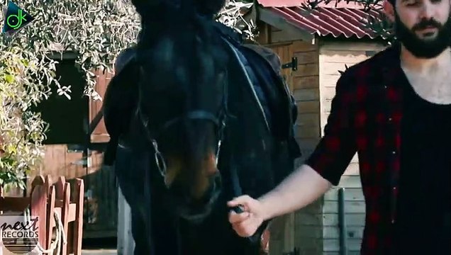 Γωγώ Τσαμπά - Θέλουμε Δε Θέλουμε (Official Video Clip)