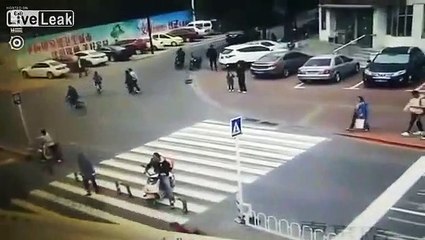 Un motard malchanceux se fait assommer par un panneau