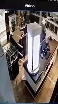 Images incroyables de 2 cambrioleurs qui passent par le toit pour braquer une bijouterie