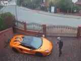 Un homme surpris en train de rayer une Lamborghini avec ses clés