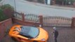 Un homme surpris en train de rayer une Lamborghini avec ses clés