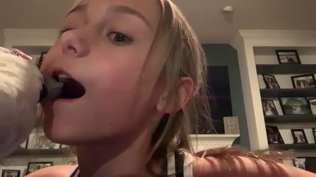 Son perroquet lui arrache une dent de lait.. Bon dentiste l'animal