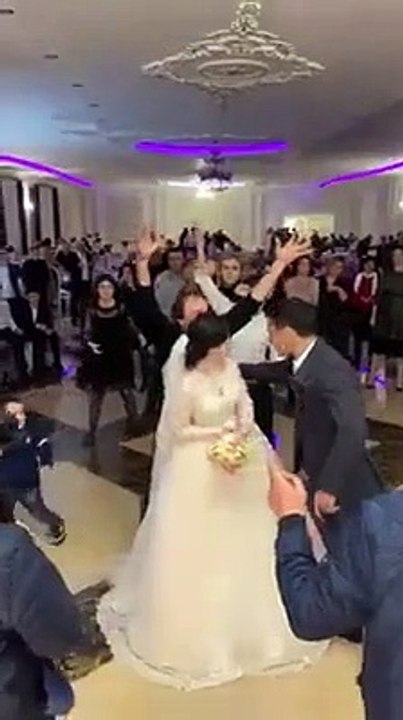 Un mariage russe qui dégénère très rapidement... Vive la russie