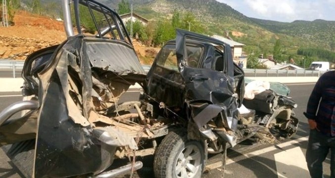 Sürücü, Hurdaya Dönen Kamyonetten Burnu Bile Kanamadan Çıktı