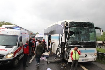 Tem'de Otobüs Tıra Çarptı: 7 Yaralı