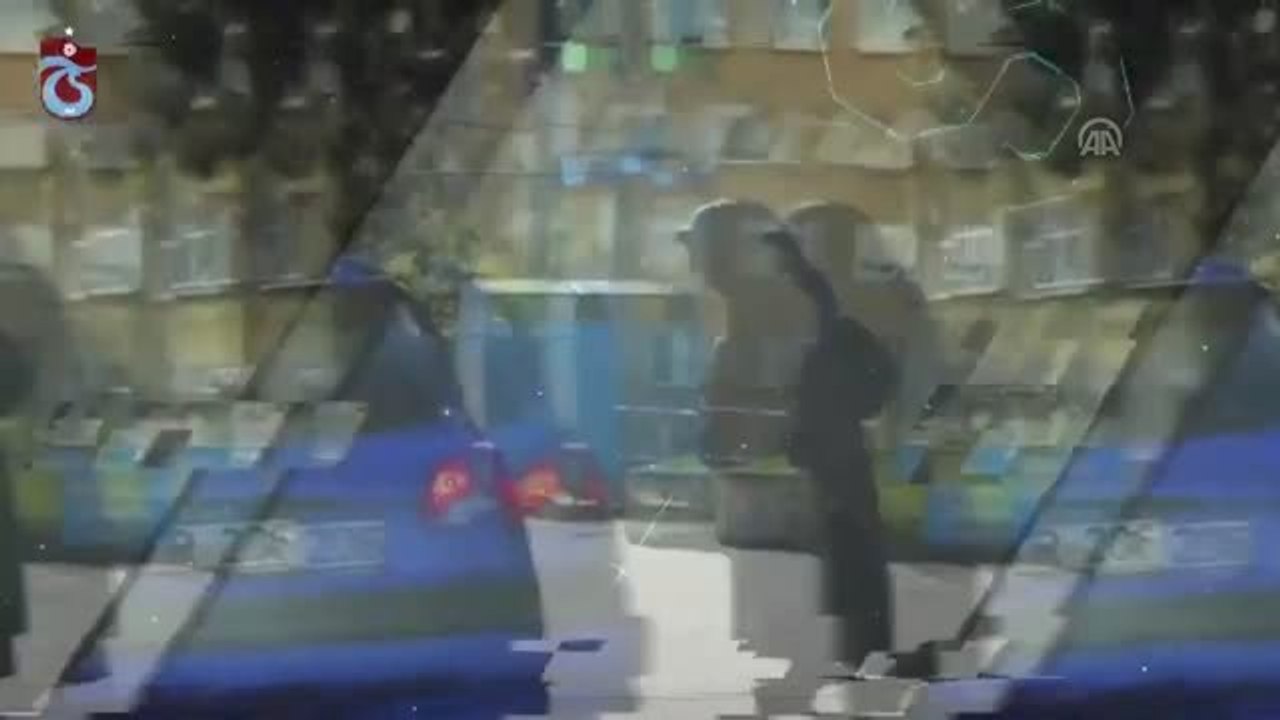 Yusuf Yazıcı'nın Bordo-mavi Arabasıyla Şehir Turu