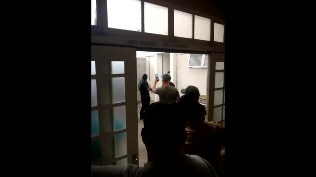 Presos quebram câmeras e policiais atiram em princípio de rebelião em delegacia