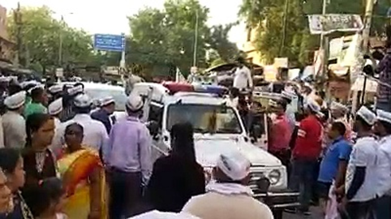 kejriwal slapped