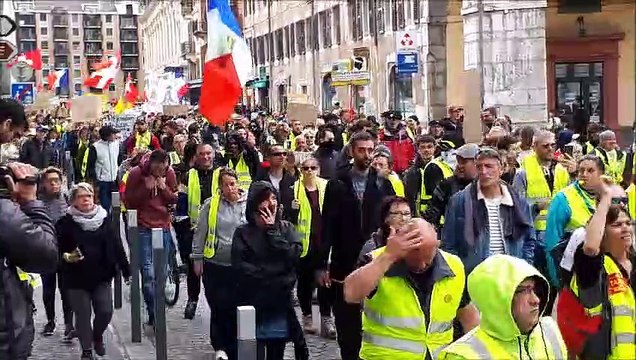 Les Gilets jaunes défilent à Chambéry