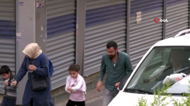 Sultangazi'de mahalleyi arılar bastı...Bir binada beslenen arılar, mahallede yaşayan çok sayıda vatandaşı soktu