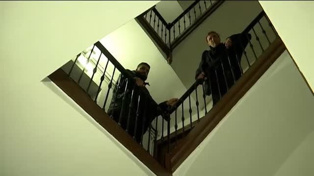 Vecinos de Barcelona contratan a una empresa para echar a un grupo de okupas