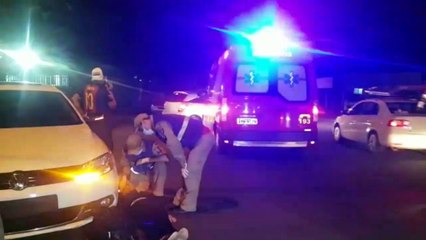 Ciclista fica ferida ao ser atingida por carro