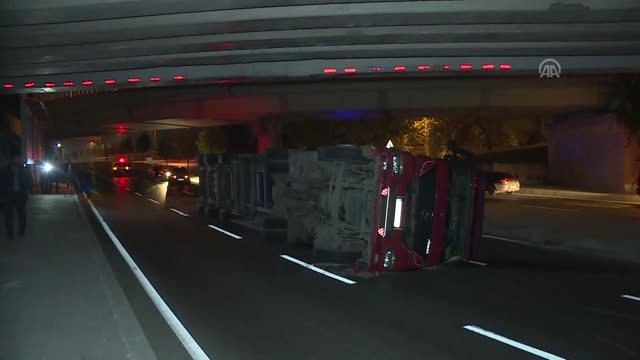 Bakırköy'de Tır Üst Geçide Çarptı: 1 Yaralı