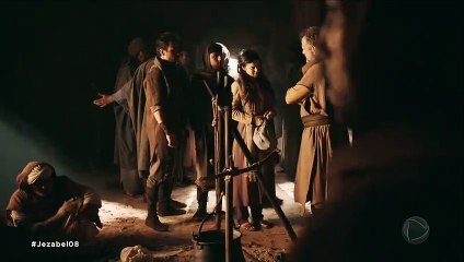 Micaías conta a Raquel que profetas irão derrubar o templo fenício