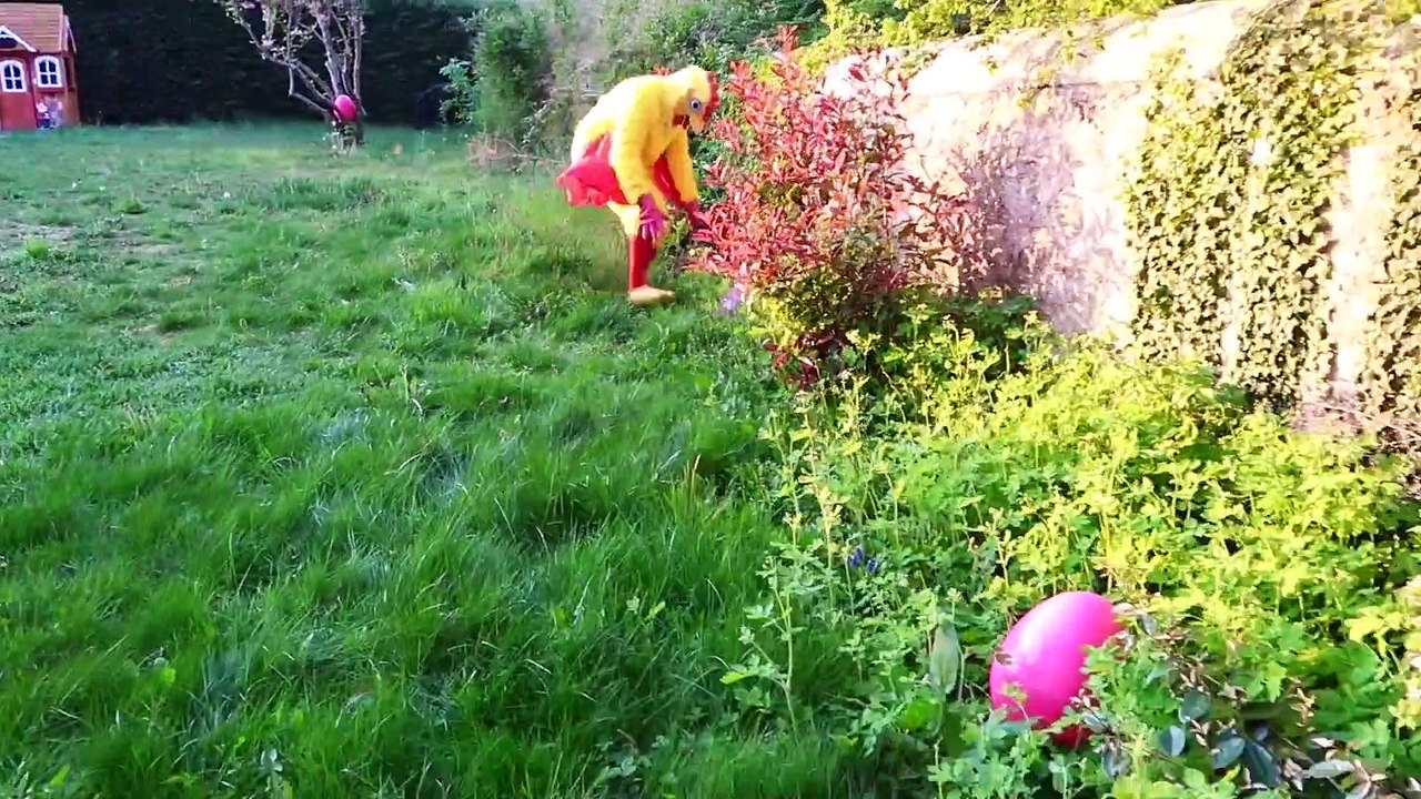 UNE POULE GÉANTE VOLE NOS OEUFS DE PÂQUES ! - Kids pretend play with a giant chicken, surprise eggs