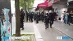L'image choc d'un CRS qui ramasse un pavé et le balance sur des manifestants lors des affrontements du 1er Mai à Paris