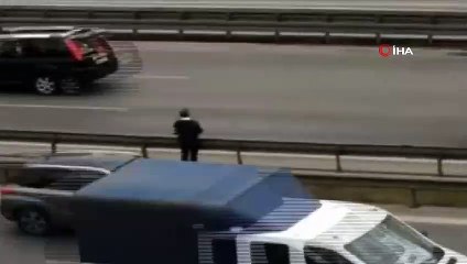 E-5’de akan trafiğe aldırmadan yolun karşısına böyle geçti