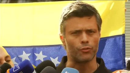 Leopoldo López reaparece a las puertas de la embajada española