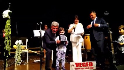 Çocuk istismarına tepki için protokol üyeleri sahnede - SAMSUN