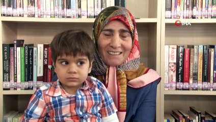 Bir Ellerinde Biberon, Bir Ellerinde Kitap