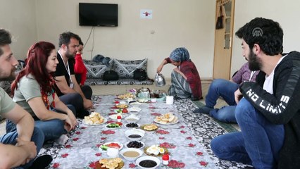 Festivale gelen yüzlerce insana evlerini açtılar - HAKKARİ