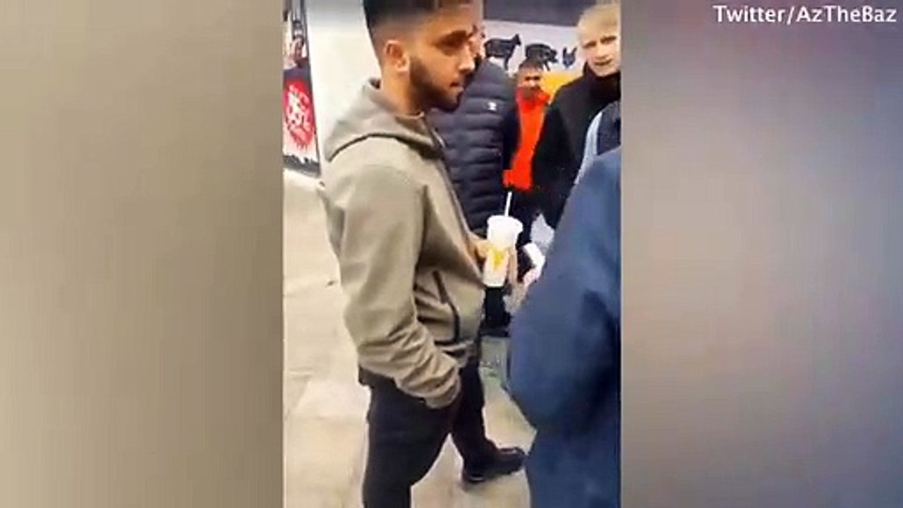 Britanya'da aşırı sağcı siyasetçi kendisine 'milkshake' atan kişiyi darp etti