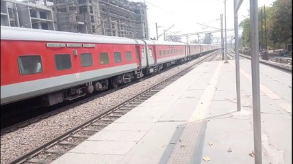 Rajdhani Express crossing Platform very Worst Speed