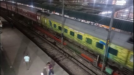 Lucknow mail Entering platform at New Delhi