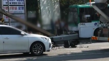 화물차가 시내버스 들이받아...42명 부상 / YTN
