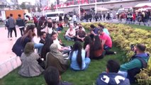 Taksim'de şarkı söylen İranlı turistler büyük ilgi gördü
