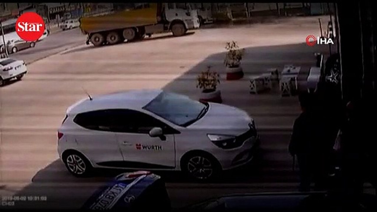 Kamyon yaşlı adamı altına aldı!; Ölüm anı saniye saniye görüntülendi