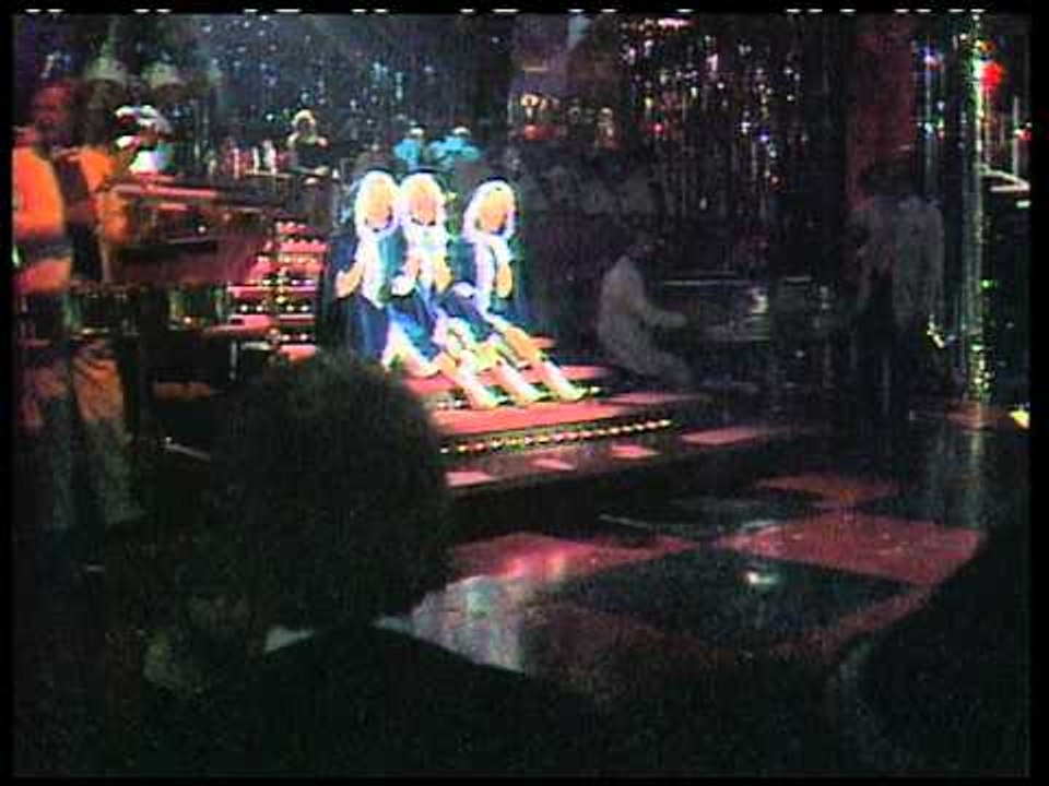 The Beverley Sisters - I Saw Mommy Kissing Santa Claus