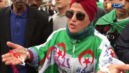 العاصمة: متظاهرة بلباس خاوة خاوة " أطلقو الجزائر تولي حرة "