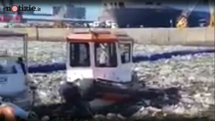 Emergenza rifiuti, il porto è invaso dalla plastica: le immagini | Notizie.it