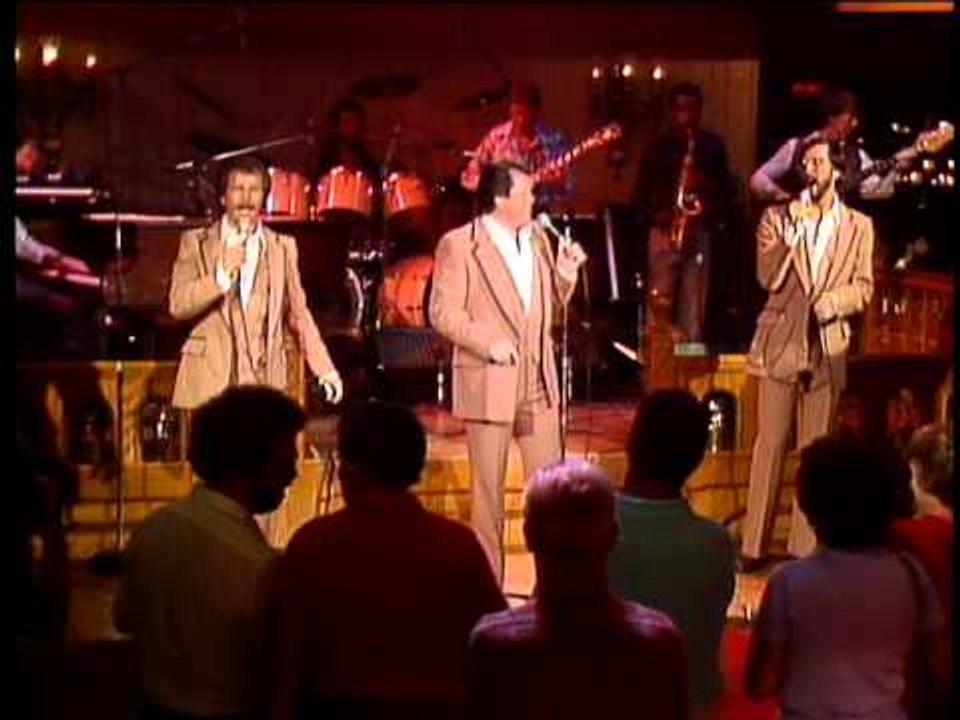 The Diamonds - Walking Along
